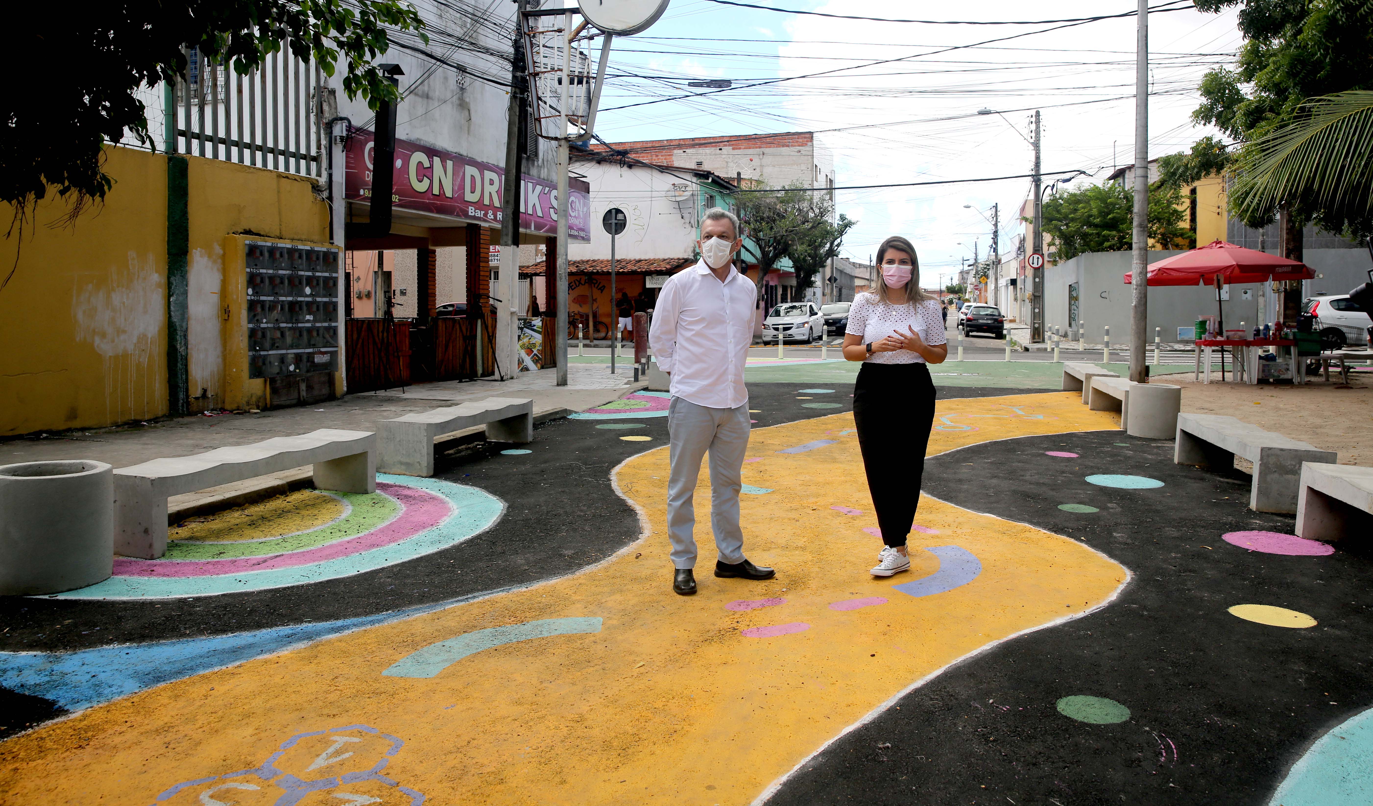 sarto e juliana coelho caminham em rua no bairro serrinha